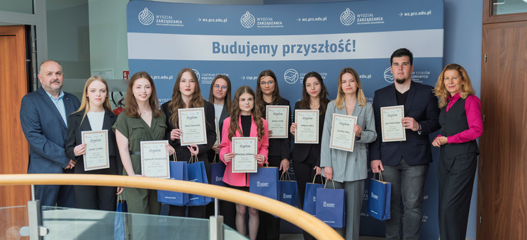 Finaliści Konkursu z dziekan WZ prof. PRz B. Zatwarnicką-Madurą (pierwsza z prawej) i dr. inż. M. Sołtyiakiem (pierwszy z lewej), 
