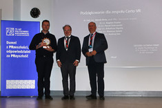 Wręczenie pamiątkowej statuetki IX edycji Podkarpackiego Seminarium Spawalniczego,