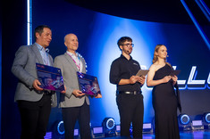 Od lewej: B. Miller, Prof. PRz, Prof. J. Sęp, zespół PRz Racing,