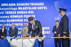 Symboliczne wbicie gwoździ pamiątkowych, przewodniczący Samorządu Studentów inż. Dominik Majda,
