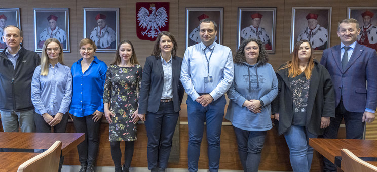 Od lewej: dr T. Masłowski, mgr inż. J. Gumieniak, dr inż. A. Szlachta, dr inż. A. Skwarczyńska-Wojsa, dr hab. inż. G. Mrówka-Nowotnik, dr hab. inż. D. Strzałka, dr K. Chudy-Laskowska, dr hab. A. Bocian, mgr A. Sowa,   