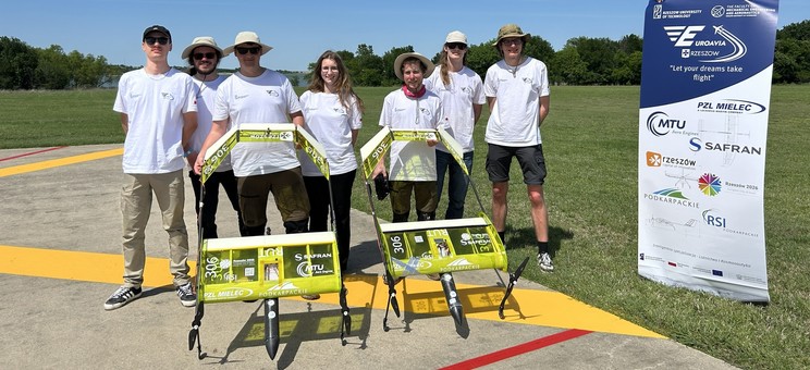 EUROAVIA Rzeszów podczas SAE Aero Design West. Od lewej: Jakub Stryczek, Maciej Nejman, Sebastian Florek, Izabela Zięba, Wojciech Koszelski, Kamil Angowski, Wojciech Stachura,